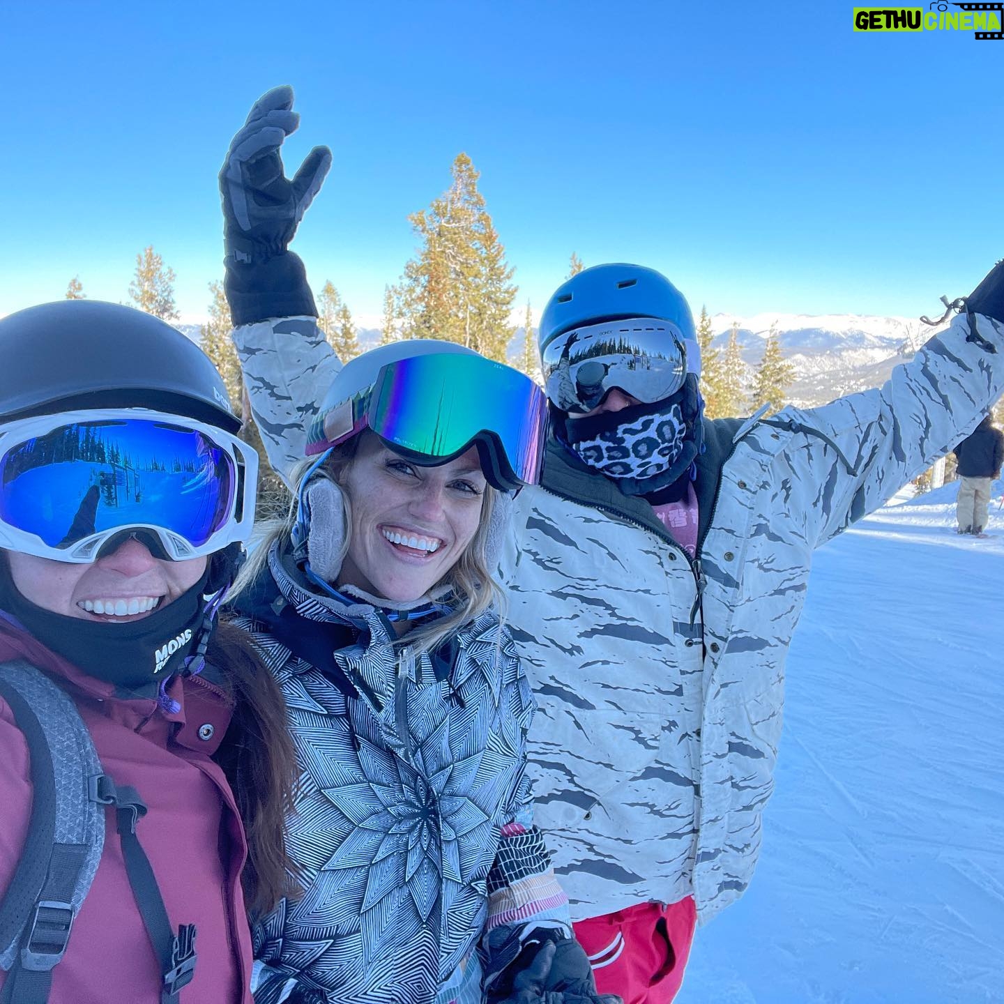 Becky Durst - 845 Likes - Cabins, puppies, friends, & snowboarding. What more could you possibly need?