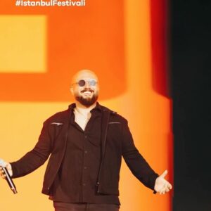 Bedük Instagram - About last night 🔥 En’lerin festivali resmen 2 senedir. Biz de en dinamik ve en enerjik en eğlenceli sahneye sahip oldugumuzdan olsa gerek 😅, dun geceyi yaktik 😎 Gelenler gelmeyenlere, bilenler bilmeyenlere anlatsın, bu hikaye böyle sürsün 🙌 @istfestivali @alisangoksu @emotiii @umutayisikli @ekinkayatekin @mertcankrglu @denizbaktr @canalimunar