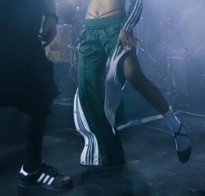 Bedük Instagram - Geçen akşam @adidas.turkiye ‘nin @adidasoriginals partisinde sahnedeydik ◾️◾️◾️ enfes bir geceydi 🔥 seviyorum 😎 @cpmistanbul