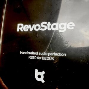 Bedük Instagram - Kariyerimin başından beri inat edip hiç kullanmadığım in-ear monitoring olayına enfes bir Türk firma sayesinde girdim 🥰 @revostage bana özel ürettikleri rs50 kulaklıklarla sahneler daha da bir yanacak 🔥🔥⭐️⭐️ revostage.net adresinden bir incelemenizi tavsiye ediyorum! Yağ gibi sound yeminle 😅🙌 bu vesileyle yeni Bedük logosunu da takdim edeyim. 2024’te 20. Yılımı kutluyoruz 🤯🥳