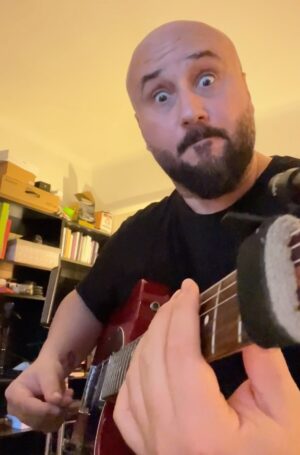 Bedük Instagram - Çogii oluyor albüm çogii 🔥 bunun adı “Arafta” bas gitarda @umutayisikli harikalar çıkardı ⭐️ bu gitar da şimdi aklıma geldi. Sorayım dedim -> Sence ilk kısım gibi daha birleştirerek çaldığımı mı tercih edeyim? Yoksa ikinci kısım gibi daha az notalı kesik çaldığımı mı? 🤔
