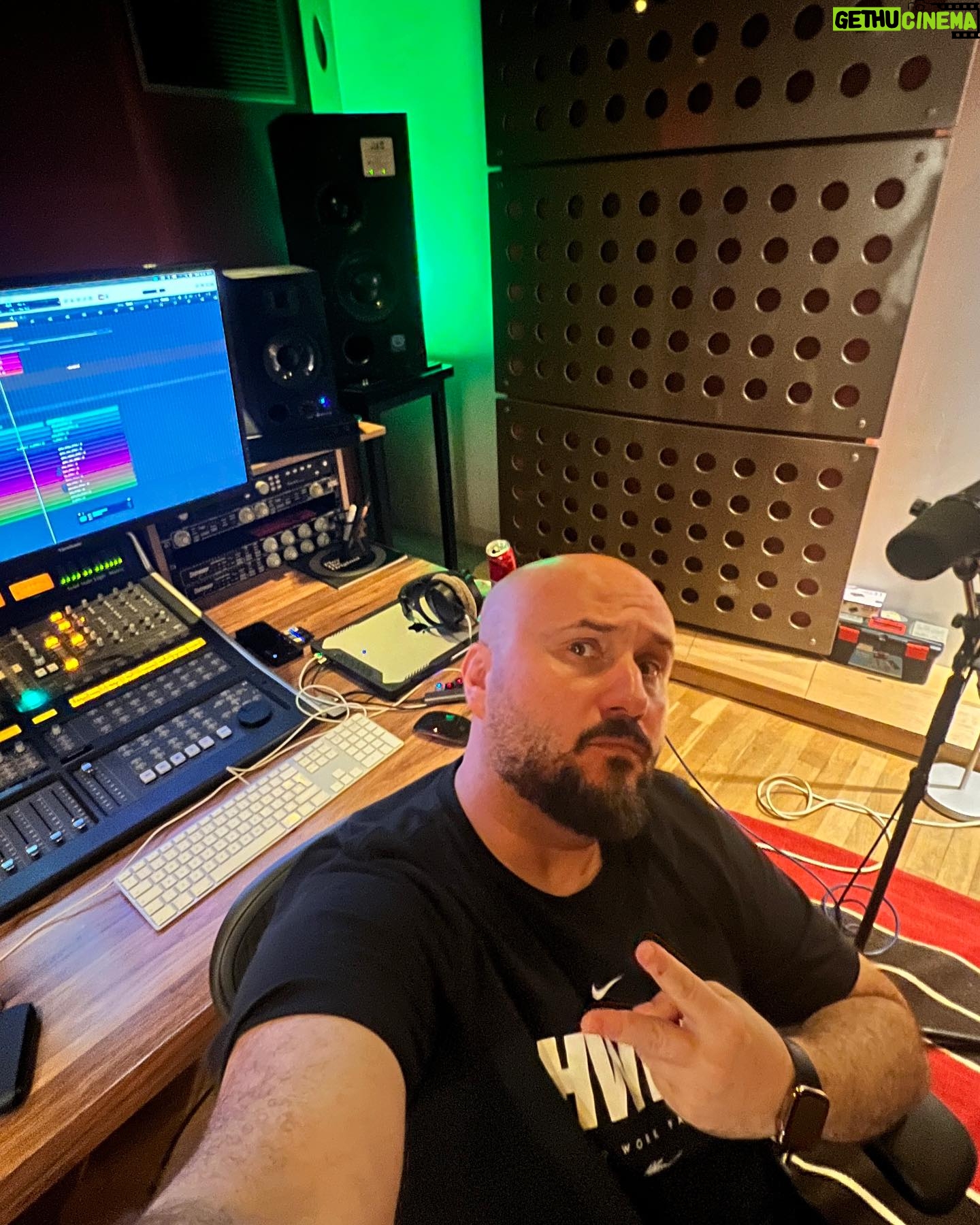Bedük - 3 Likes - Gezin gezin ! 😡 ben 10 gün daha stüdyodan sahneye ordan stüdyoya 🤯 valla sevmesen yapılacak iş değil müzik 😅 // 28 temmuz istanbul festivali 🥳🔥💯