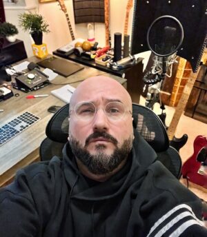 Bedük Instagram - I’m 20, plus 24 years of experience! 😎 “Terapi” albumu icin cok buyuk kapandim. Yaşlandım aq. Daha da albüm malbüm yapmam 🤯 bırakıyorum bu işleri 😂 tam böyle daha indie bir sounda gidecek gibi oluyorum sonra kendimi durduruyorum. “Bedük soundunu bozma!” Diye. Oto-kontrol iyi bişey mi, kötü birşey mi bilemedim 🤷🏻‍♂️ sonra hayvan gibi full elektro rock bir dünyaya savruluyorum, içimde yine “dur, millete sert gelecek şimdi” diyor ses. Bi sal beni Bedük! Yardım et bana -> hangi dünyalarıma ağırlık vereyim???