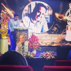 Behrouz Saffarian Instagram - .
.
صمیمانه سپاسگزارم از متولیان جشن باشکوه حافظ
متاسفانه شرایط حضور در این جمع عزیز را نداشتم و از طریق این یادداشت مراتب قدردانی و سپاس خود را از شما عزیزان اعلام می نمایم
با عشق این تندیس را تقدیم می کنم به تمام هنرمندانی که به واسطه ی کارهای انجام نداده شان در جایگاه ماندگار و ارزشمندی قرار دارند 
به نوعی این تندیس را تقدیم می کنم به فریدون فروغی عزیزم

با احترام
بهروز صفاریان