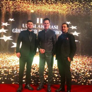 Bekir Aksoy Instagram - Bu gece bizlerle olan bütün davetlilere ve ödül alan konuklarımıza teşekkür ederim. @uluslararasiprojeodulleri @aslanyapimmedya @ecegurselofficial @ulfi_dgc  Bu güzel geceyi @victorbaronofficial takım elbisesi ile sunmak keyifliydi. 👍