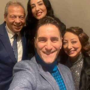 Bekir Aksoy Instagram - Yılları ne de güzel yaşamışız, eskide kalmadan eskileri özleyerek, eski anılara doymadan yenileri yaşayarak. Yasemin o kadar gerçek oynamış ki Toto Karaca 'yı hayran kalmamak mümkün değil. İlyas ağabey, vay bey ne de özlemişim, ne güzel oldu bu buluşma. Bu arada @cemkaracafilmofficial @yukselaksuofficial @fikretkuskann @ismailhaciogluofficial @kubilayqbtuncer dostuma ayrı ayrı tebrikler. Kadroda olupta yazamadığım bütün oyuncu dostlar harika bir iş çıkarmışlar. Bütün Cem Karaca sevenlere bu film tavsiye edilir ❤️ @emrahkaraca gurur duyduk seninle kardeşim 👍
