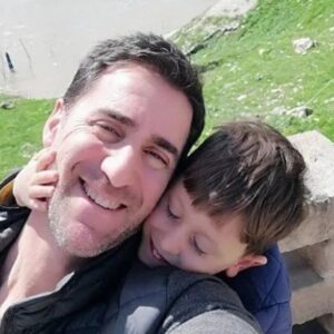 Bekir Aksoy Instagram - Emir'im iyi ki doğdun canım oğlum❤️ Duygularımız, ruhlarımız, gölgelerimiz birbirine karışmış ve sen nerede olursan ol, hangi zaman diliminde, hangi an da, hangi duygu da, inan bende her an o anların içindeyim. Seni çok seviyorum ilk göz ağrım ❤️❤️❤️❤️