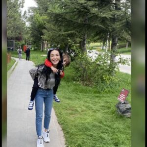 Bekir Aksoy Instagram - Güzeller güzelim, hem iyi eş, hem iyi insan ve çooooook iyi bir ANNE olduğun için sana teşekkür ederiz. Bizi aile yapan, sevgimizi paylaşıp saygımızı çoğaltan, bu hayatta bulabileceğimiz en güzel duyguları yaşatan, sadece Asile değil bana da zaman zaman ANNELİK yapan senin ve sevgi dolu bütün ANNELERİN ANNELER GÜNÜ'nü kutlarım. SENİ ÇOK SEVİYORUZ ASİL' İN ANNESİ❤️❤️❤️❤️❤️
