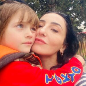 Bekir Aksoy Instagram - Güzeller güzelim, hem iyi eş, hem iyi insan ve çooooook iyi bir ANNE olduğun için sana teşekkür ederiz. Bizi aile yapan, sevgimizi paylaşıp saygımızı çoğaltan, bu hayatta bulabileceğimiz en güzel duyguları yaşatan, sadece Asile değil bana da zaman zaman ANNELİK yapan senin ve sevgi dolu bütün ANNELERİN ANNELER GÜNÜ'nü kutlarım. SENİ ÇOK SEVİYORUZ ASİL' İN ANNESİ❤️❤️❤️❤️❤️