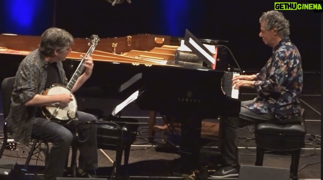 Béla Fleck - 714 Likes - Béla Fleck & Chick Corea - Juno (live from Storrs, CT)
🎥: Matt Frazier
Remembrance, the new duo album from Béla and Chick featuring Juno will be available May 10th.