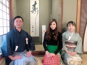 Bell Instagram - 怒涛の数ヶ月、、、酷く疲れてた先日。
母がお世話になっております、
茶道雅流様より御招待賜り、お芽出度きお茶会へ伺って参りました。
勝手に茶道というものを難しく感じていた自分でしたが、
やっぱ難しい。
けど美しい。
そして緊張から慣れてくると
、お茶が運ばれるまで色々な感情と向き合う時間が訪れ、瞑想の時間へ、、、
母の所作。
母の姿に、改めて感動した一日でした。

席を共にしましたのは、
スワンヌ(同級生であり日本舞踊宮田流家元)！
袴で美しい。
さすがです👍私服てぴよぴよしてる様には、きっとだれも思わないくらい、貫禄がありエレガンザでした👍
#茶道雅流様
#ひげがーる 
#新宿区
#茶道初心者 
#ニューハーフ