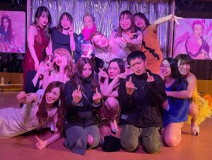 Bell Instagram - えーっと。ちゃん子🩷
お誕生日おめでとう🎁

皆様にご報告するのに、凄く時間がかかってしまいました。

私達の大好きで、かけがえのない友が、先日、先に旅立ちました。
正直、受け入れるまでに時間が必要な中、心が追いつかない毎日でしたが、耳元で彼女の「バーカっ、ベル！」が聞こえてくる様で頑張って来ました。
いっぱいいっぱい泣きました。
みんなでいっぱいいっぱい泣きました。
まだ、受け入れられるほど大人ぢゃないです。
ひとりになると悲しいし、寂しいし、辛いし。

彼女には、沢山沢山沢山世話になったんです。
だらしない私をいつでも、「ベルー任しときー❣️」って
守ってくれて、
一応私って先輩なのに、
「あー❣️うちのベルは馬鹿だから〜っがはははーっ笑笑」ってイジってくるのが大好きだったし。

いっぱい嫌な事もいっぱい飲み込んでくれて、消化してくれる器量のある姐さん気質で、いっぱい助けてもらった人達がいたとおもいます。
後輩には口うるさいクセに、その後飲み連れてくし。笑

恒例のチャンコ、文庫、ずんこ、私、同級生で、たまにやる同級生会は嬉しかったな。
そういうのも大事にしてくれる人。
私、なんもチャンコにお返し出来なかった。
いつも助けてもらってばかりで、
それでもかのじょは、
「うっせー‼️やりたくてやってんだよー‼️」
って守ってくれてた愛情に、今さらなんも出来ない自分が悔しいんです
今会えないあの人に言いたいのは、
ふざけんなって事と会いたいよって、伝えたいです。

私が偉そうな事は言えないのですが、
これまでチャンコを愛してくれた皆様、ご報告が遅くなって申し訳ありませんでした。
今までちゃんこを愛して、可愛がってきてくれた皆様、
改めて、本当にありがとうございます❣️
この先もいっぱいいっぱいチャンコの思い出話で騒いでくれたら嬉しいです❣️
#ひげがーる 
#はろうぃんコスプレ 
#歌舞伎町
#宮崎
#東京
#ニューハーフ
