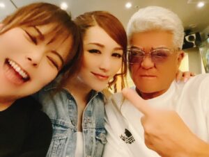 Bell Instagram - えーっと。ちゃん子🩷
お誕生日おめでとう🎁

皆様にご報告するのに、凄く時間がかかってしまいました。

私達の大好きで、かけがえのない友が、先日、先に旅立ちました。
正直、受け入れるまでに時間が必要な中、心が追いつかない毎日でしたが、耳元で彼女の「バーカっ、ベル！」が聞こえてくる様で頑張って来ました。
いっぱいいっぱい泣きました。
みんなでいっぱいいっぱい泣きました。
まだ、受け入れられるほど大人ぢゃないです。
ひとりになると悲しいし、寂しいし、辛いし。

彼女には、沢山沢山沢山世話になったんです。
だらしない私をいつでも、「ベルー任しときー❣️」って
守ってくれて、
一応私って先輩なのに、
「あー❣️うちのベルは馬鹿だから〜っがはははーっ笑笑」ってイジってくるのが大好きだったし。

いっぱい嫌な事もいっぱい飲み込んでくれて、消化してくれる器量のある姐さん気質で、いっぱい助けてもらった人達がいたとおもいます。
後輩には口うるさいクセに、その後飲み連れてくし。笑

恒例のチャンコ、文庫、ずんこ、私、同級生で、たまにやる同級生会は嬉しかったな。
そういうのも大事にしてくれる人。
私、なんもチャンコにお返し出来なかった。
いつも助けてもらってばかりで、
それでもかのじょは、
「うっせー‼️やりたくてやってんだよー‼️」
って守ってくれてた愛情に、今さらなんも出来ない自分が悔しいんです
今会えないあの人に言いたいのは、
ふざけんなって事と会いたいよって、伝えたいです。

私が偉そうな事は言えないのですが、
これまでチャンコを愛してくれた皆様、ご報告が遅くなって申し訳ありませんでした。
今までちゃんこを愛して、可愛がってきてくれた皆様、
改めて、本当にありがとうございます❣️
この先もいっぱいいっぱいチャンコの思い出話で騒いでくれたら嬉しいです❣️
#ひげがーる 
#はろうぃんコスプレ 
#歌舞伎町
#宮崎
#東京
#ニューハーフ