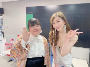 Bell Instagram - ぼる塾　あんりちゃん🩷
華麗な毒舌をありがとうございます✨✨
お母様にも是非ご覧になって頂きたいのです📺
見逃し配信明日まで☝️

#ジロジロ有吉
#ひげがーる
#歌舞伎町
#ぼる塾
#ニューハーフ
#インバウンド
#ひげがーる危機
#歌舞伎町の闇
#メンヘラ