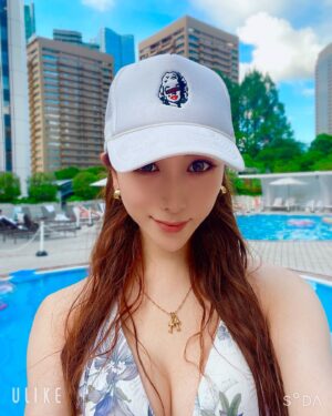 Bell Instagram - 昨日🏊‍♀️✨
20年来の悪友と、息子リオ3歳と共に、
水遊びして来ました💙🩵💚ぴちゃぴちゃ💦
メインプールを横目に
お酒片手に子供プールで楽しんで参りました‼️
子供達が私の正体に気付いてたかどうかは定かではありませんが、私なんぞ気にも留めず、子供達ははしゃいでおられました✨

はしゃいでる子供達に、汚い大人にだけはならないでと、ほろ酔いで願いながら、汚れた自分を慰める良い時間となりました💜

#anaintercontinentaltokyo 
#ガーデンプール
#歌舞伎町
#ひげガール
#ひげがーるべる 
#プール
#ニューハーフ
#有吉ジャポンⅱジロジロ有吉