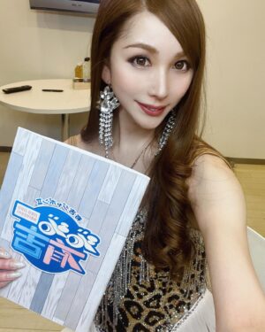 Bell Instagram - 最近胃腸の調子が悪く、ご機嫌斜めなベルです💜
さぁ今夜放送のジロジロ有吉は、
オピュランス特集の後編です✨
ジロジロして下さいね〜✨
見逃し配信はTVerで🩵
あぁ〜工藤静香になりたぃな

#ジロジロ有吉 
#オピュランス
#スカルプd
#ニューハーフ
#ドラァグクイーン 
#歌舞伎町
#歌舞伎町タワー
#ひげガール
#工藤静香