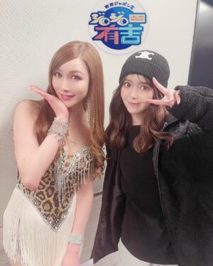 Bell Instagram - にこるん捕まえました🤩
本当かわいいっ優しっ🪽❤️🪽

こないだの、ジロジロ有吉の収録後にて、、、
Tverで見逃し配信中です🩵
ジロジロしてね💛

#ニューハーフ 
#ジロジロ有吉 
#オピュランス
#歌舞伎町
#ドラァグクィーン
#藤田ニコル
#ひげがーる 
#tbs
#有吉ジャポン