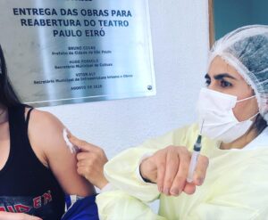 Bellatrix Serra Instagram - 🎭 Emocionadíssima de ser vacinada num teatro!!! Obrigada Maria Lúcia que aplicou a vacina! 
E #vivaosus !!!
.
.
.

#teatropauloeiró  #forabolsonaro 
#condémais #conde  #condé  @conde_mais @teatropauloeirosp
#bellatrixserra