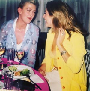Belma Canciğer Instagram - 18,28,38 ➡️ bu böyleeee uzarrr giderrr, dostluk dediğin böyle birşey işte, ne anılar sığdırdık,kah güldük eğlendik, kah ağladık, uzak diyarlarda okurken birbirimize iyice kenetlendik kardeş olduk,bazen mesafeler araya girdi ama biz hiç kopmadık,bu ilk foto’nun üstünden 30 yıl geçti ama dün biz yine beraberdik, güçlü kadınım benim,Mügem,iyi ki doğdun zamansız kadınım,seni çok seviyorum,sen hep hayatımda ol iyi ki doğdun🙏🎂💐💃 @muge_ulusoy_media @muge_ulusoy_