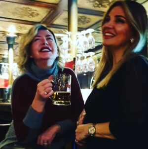 Belma Canciğer Instagram - 18,28,38 ➡️ bu böyleeee uzarrr giderrr, dostluk dediğin böyle birşey işte, ne anılar sığdırdık,kah güldük eğlendik, kah ağladık, uzak diyarlarda okurken birbirimize iyice kenetlendik kardeş olduk,bazen mesafeler araya girdi ama biz hiç kopmadık,bu ilk foto’nun üstünden 30 yıl geçti ama dün biz yine beraberdik, güçlü kadınım benim,Mügem,iyi ki doğdun zamansız kadınım,seni çok seviyorum,sen hep hayatımda ol iyi ki doğdun🙏🎂💐💃 @muge_ulusoy_media @muge_ulusoy_