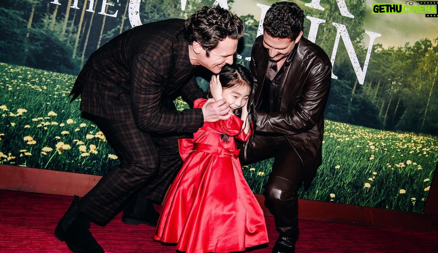 Ben Aldridge - 8.7K Likes - World premier of @knockatthecabin with the cabin family. 🤎❤️🤎 In theatres and cinemas worldwide today.
Styled by the queen @felicitykay in @hermes
Grooming by @lailalhayani