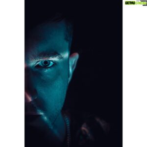 Ben Drew Instagram - 🔹🔹🔹
.
.
.

#50mm 
#Dedolighting 
Photography By @7kivanc7