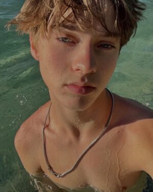 Ben Grosskopf Instagram - sending good vibes ✨🧸
-
-
-
- #bengrosskopf #positivity #febuary #teen #tiktok
