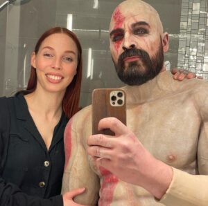 Ben Schamma Instagram - Famauly Portrait 🖤 Always a team 💪🏻 Swipe for after show reality 😅🙈

Thank you @eosandy_ for the pretty pic! 

#kratos #cosplay #crafting #godofwar #redcarpet #marriagegoals @deutschercomputerspielpreis