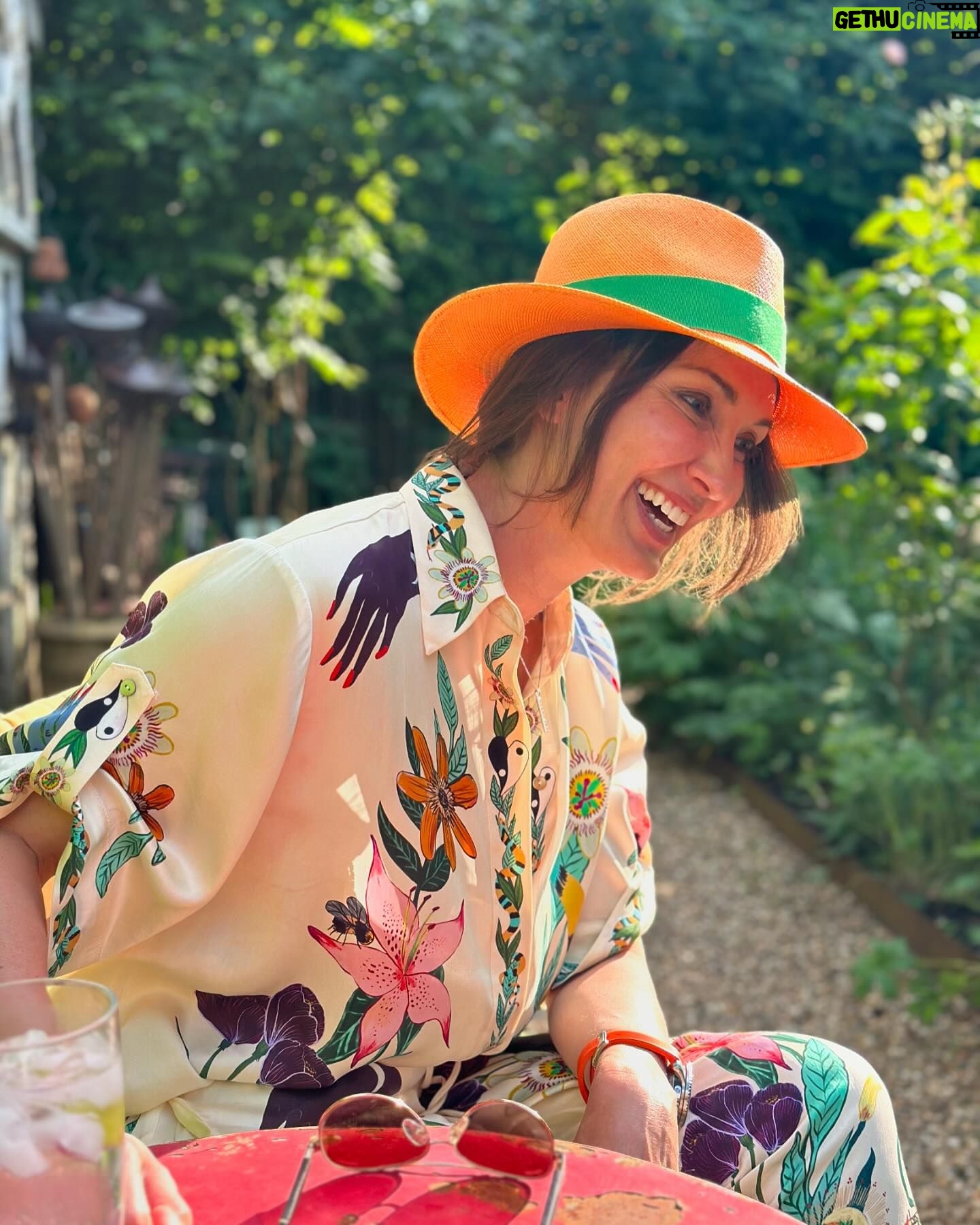 Ben Shephard - 11.1K Likes - Mrs S in her element! š„° Just spent the day @rhschelsea it was so amazing to see the amazing gardens supported by @project.giving.back loads of friends but especially @annieshepharddesign so inspired- only problem is I think sheās now planning a garden makeover š©š¤¦š»āāļøš¤£