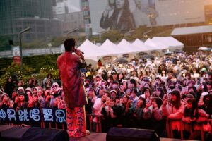 Ben Wu Instagram - 謝謝500趴
今年也來陪大家提前過聖誕節
謝謝所有的工作人員
謝謝 #LOVERs 
謝謝你們永遠在第一排等我
唱得很棒👍🏻 唱到現場的人說都快聽不到我的聲音了…..差點要賠錢🙃😂
淋著雨 一起唱歌, 很幸福。

#500趴 @500times_tw
#LetsTurnOver
#翻轉日常質感共創

Outfit：@tangtsungchien_studio
Hairstyle : @ben_underhair
Makeup：@backstage_aga
Photo：@58kg.chuanshun