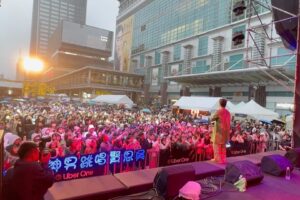 Ben Wu Instagram - 謝謝500趴
今年也來陪大家提前過聖誕節
謝謝所有的工作人員
謝謝 #LOVERs 
謝謝你們永遠在第一排等我
唱得很棒👍🏻 唱到現場的人說都快聽不到我的聲音了…..差點要賠錢🙃😂
淋著雨 一起唱歌, 很幸福。

#500趴 @500times_tw
#LetsTurnOver
#翻轉日常質感共創

Outfit：@tangtsungchien_studio
Hairstyle : @ben_underhair
Makeup：@backstage_aga
Photo：@58kg.chuanshun