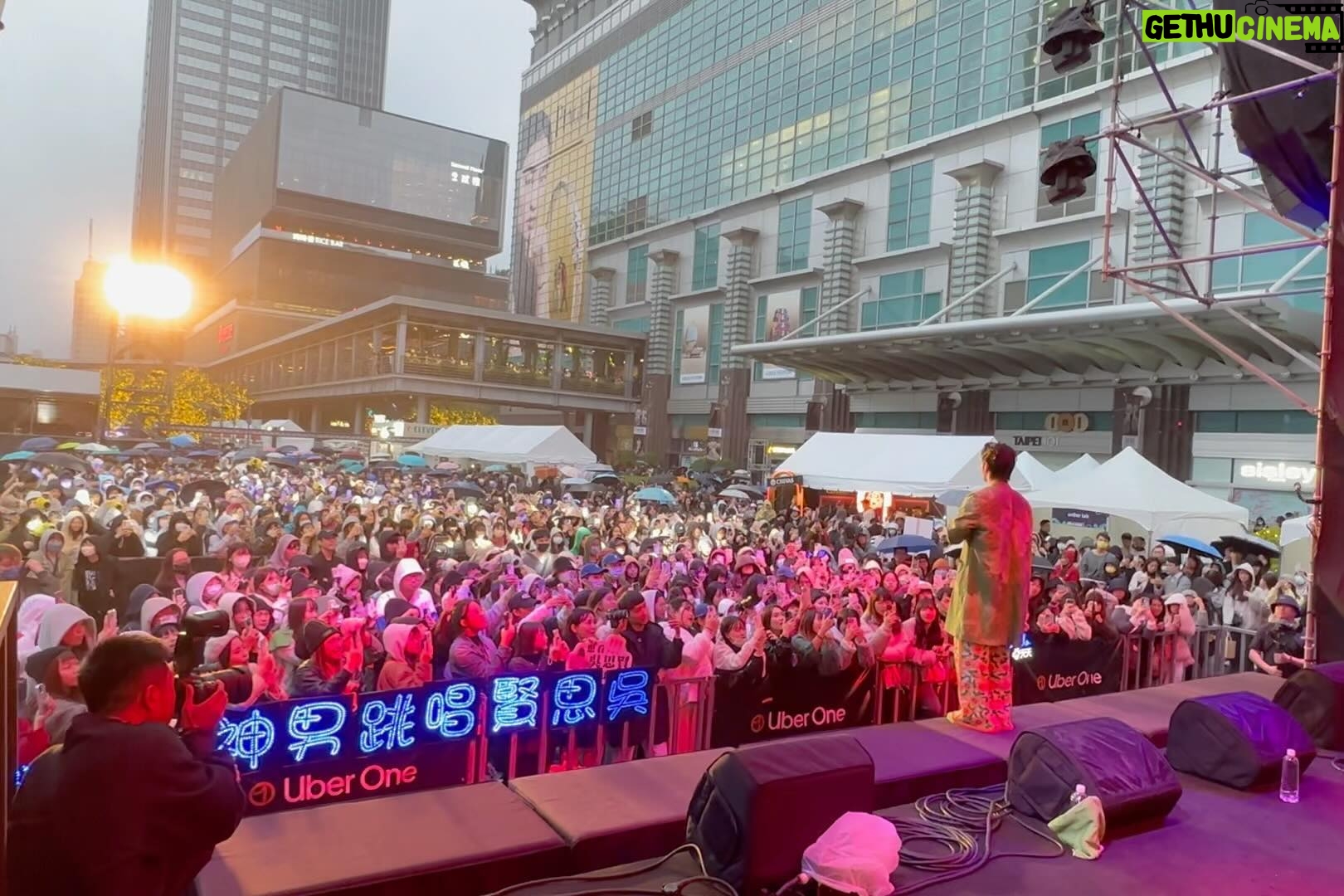 Ben Wu - 8.9K Likes - 謝謝500趴
今年也來陪大家提前過聖誕節
謝謝所有的工作人員
謝謝 #LOVERs
謝謝你們永遠在第一排等我
唱得很棒👍🏻 唱到現場的人說都快聽不到我的聲音了…..差點要賠錢🙃😂
淋著雨 一起唱歌, 很幸福。
#500趴 @500times_tw
#LetsTurnOver
#翻轉日常質感共創
Outfit:@tangtsungchien_studio
Hairstyle : @ben_underhair
Makeup:@backstage_aga
Photo:@58kg.chuanshun