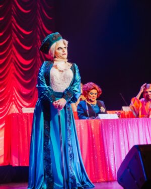 BenDeLaCreme Instagram - The SNATCH GAME LIVE Australian tour lands in Newcastle tonight! Then we’re off to Canberra, Brisbane, Melbourne and Perth! Tix and details at Itdevents.com @itdevents #weoriginatedthelanguage 

👗&👒 by @theladyhyde 
💇‍♀️ by @forgotslocks