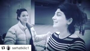 Benian Dönmez Instagram - 27 Nisan perşembe günü Ankara dayız..#sahneankara #tekkişilikşehir #behiçak #gercekalniacik #serhatkilic1 #serhatnalbantoğlu