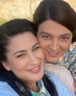 Benian Dönmez Instagram - Güçlü,tutkulu kendini var etmiş kocaman kalpli bi kadın...35 yıl önce karşılaştık ..iyiki karşılaştık,iyiki tanıdım seni yeniden ve tekrar 🖤 @iclalaydin