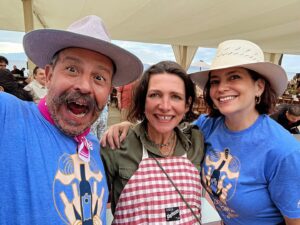 Benito Molina Instagram - Antes de que pase mas tiempo aquí están algunas de las fotos del festival “Las Conchas y el Vino Nuevo”  Evento único en el mundo, donde se juntan tres sectores muy importantes para el puerto de Ensenada. Enología, acuacultura y gastronomía, durante tres días hay seminarios en la universidad con los productores de conchas, chefs invitados de diferentes regiones del país, al igual que del extranjeros. El segundo día tuvimos “Mesas Marinas” una idea que tuvimos hace algunos años, donde veinte comensales comparten mesa con acuacultor y un productor de vinos atendidas por el chef anfitrión y un chef invitado ejecutando una carta a base de conchas maridado con vinos blancos y rosados a punto de salir al mercado. El domingo más de cincuenta restaurantes, ochenta vinícolas, chefs invitados, productores de conchas y también algunos dedicados a la escama agasajan a más de dos mil visitantes. También tuvimos un after conchas en Manzanilla, como podrán ver las tocayas se la pasaron de lujo. Muchas gracias a todos productores, viticultores, restaurantes y chefs que nos acompañaron este año 🙏🏼 En mi nunca humilde opinión como dice mi estimado chef Herrera : Las Conchas y el Vino Nuevo son por mucho el mejor evento que tenemos en Ensenada. Así que ya saben, los esperamos el año próximo con todo gusto, en este maravilloso rincon de nuestro país, gracias a mi querida cenicienta del Pacífico 🤍🦪🤘🏽🍏
