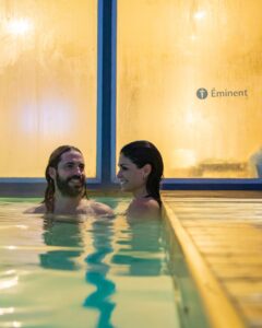 Benjamín Alfonso Instagram - Salió una escapada a @laslenasresort con @galiciaeminent para surfear la nieve y reponer energías. Fue toda una experiencia tremenda, se nevó todo la noche que llegamos. Pudimos disfrutar con @lalindaa y @mcelestia un finde de relax y deporte. 

#ExperienciaÈminent #visa 

@virgohotelspalaslenas @innsbruckcafe @ufopoint
@condorpoint @elrefugiorestaurants 
@jesuisraclette