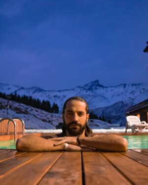 Benjamín Alfonso Instagram - Salió una escapada a @laslenasresort con @galiciaeminent para surfear la nieve y reponer energías. Fue toda una experiencia tremenda, se nevó todo la noche que llegamos. Pudimos disfrutar con @lalindaa y @mcelestia un finde de relax y deporte. 

#ExperienciaÈminent #visa 

@virgohotelspalaslenas @innsbruckcafe @ufopoint
@condorpoint @elrefugiorestaurants 
@jesuisraclette