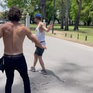 Benjamín Alfonso Instagram - ELEGIR tus pensamientos. 
Creo que estamos atravesando (y hablo por mi tmb) cada vez mayores nivel de ansiedad, de insatisfacción, entendiendo que lo que vemos en las redes sociales es “La Realidad”. 
Es una de las realidades, ojalá estuviese siempre acompañado de estos amigazos pateando en los lagos de Palermo. 
Pero no es asi, a veces se me van horas mirando el celu, acostumbrado al estímulo constante, cuando no lo tengo, lo busco. 
ELIJAMOS realmente, no nos entreguemos a esa pereza de los personajes de WallE. 
Salgamos al verde, sigamos juntándonos, intencionemos y creemos estos espacios donde no hace falta estar en la playa para pasarla bien. 
Para eso, ELIJAMOS NUESTROS PENSAMIENTOS como si fuera higiene, exacto, como bañarse, lavarse los dientes. Podes elegir y por mas agotada que esté esta frase, en el Aquí y Ahora, no existe la ansiedad. Conectemosnos con nuestros Sentidos, lo que ves, lo que tocas. Paz a la mente 🤙🏽😜
@brunoalcon @santinomartinez