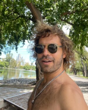 Benjamín Alfonso Instagram - ELEGIR tus pensamientos. 
Creo que estamos atravesando (y hablo por mi tmb) cada vez mayores nivel de ansiedad, de insatisfacción, entendiendo que lo que vemos en las redes sociales es “La Realidad”. 
Es una de las realidades, ojalá estuviese siempre acompañado de estos amigazos pateando en los lagos de Palermo. 
Pero no es asi, a veces se me van horas mirando el celu, acostumbrado al estímulo constante, cuando no lo tengo, lo busco. 
ELIJAMOS realmente, no nos entreguemos a esa pereza de los personajes de WallE. 
Salgamos al verde, sigamos juntándonos, intencionemos y creemos estos espacios donde no hace falta estar en la playa para pasarla bien. 
Para eso, ELIJAMOS NUESTROS PENSAMIENTOS como si fuera higiene, exacto, como bañarse, lavarse los dientes. Podes elegir y por mas agotada que esté esta frase, en el Aquí y Ahora, no existe la ansiedad. Conectemosnos con nuestros Sentidos, lo que ves, lo que tocas. Paz a la mente 🤙🏽😜
@brunoalcon @santinomartinez