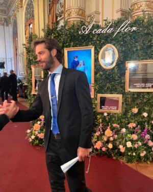 Benjamín Alfonso Instagram - Ayer @chenetflix nos invitó al tremendo @teatrocolon para la #falsajoda de @nicoocchiato y @florjazminpe ideal para los románticos 🌹❤️ #bridgerton 
Aguanten las declaraciones de 𝓐𝓶𝓸𝓻