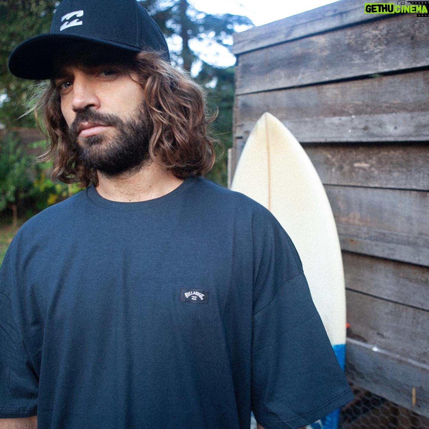 Benjamín Alfonso - 1.5K Likes - Frío & Calor 🔥 🥶
El surf es mi enfermedad
Ese Amor incondicional, ese sentimiento de saber que el Mar esta siempre ahí, no nos juzga, nos trata a todos igual, nos enseña, nos eleva, nos hace conectar como niños y nos trae al presente
@billabong_argentina gracias por equiparme bien para este frío asi me siento en el calor 🔥