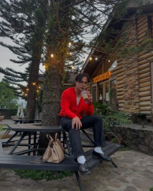 Benjamin Alves Instagram - Thank you Lipa, Batangas for the warm welcome. ❤️ 
#WidowsWar 

🎤 @gmaregionaltv 
☕️ @loghousecafe.lipa
