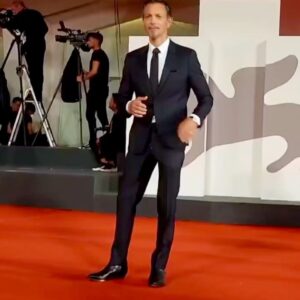 Benjamin Bratt Instagram - Yours truly, servin’ up the ham and the cheese😁

Photo credit: #dominiquecharriau