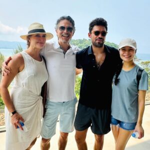 Benjamin Bratt Instagram - Looks like we’re still in the honeymoon phase🌙
Thanks for making Mother of the Bride the #1 movie on @Netflix around the globe🌍