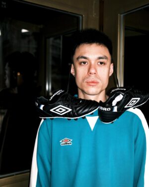 Benjamin Joseph Varney Instagram - ”พี่โด้อย่าเคืองผมเลย“ Umbro “Centenary Collection” เฉลิมฉลองครบรอบ 100ปี กับแบรนด์ระดับตำนานของเมือง Manchester 🩸

วางขายที่ Supersports แล้ววันนี้ 
.

#UmbroTH 
#AlwaysUmbroSince1924 #AlwaysSharp