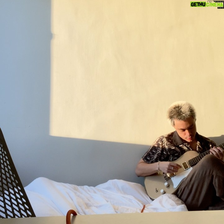 Benjamin Joseph Varney - 14.9K Likes - Live by the ☀️, have a great evening everybody : ) #jammin