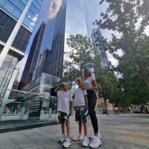 Benjamin Machet Instagram - Nous sommes officiellement de retour des USA après 1 mois de road trip à travers la Floride.

Quelle aventure 😍

Nous voyageons avec nos enfants depuis qu'ils sont nés car nous n'avons jamais souhaité arrêter de parcourir le monde.

Pour finir notre voyage en beauté, nous avons passé la dernière journée de notre voyage à New-York.

De Times Square à Ground Zero, nous avons sillonné les rues de Manhattan.

À chaque voyage avec escale, nous prenons l'avion le plus tôt pour repartir le plus tard possible et profiter de visiter une partie de la ville où nous faisons escale. C'est une super opportunité pour découvrir de nouvelles villes.

Et vous vos bons plans de voyage?

Je vous lis 👀

#happy #family #love #holidays #trip