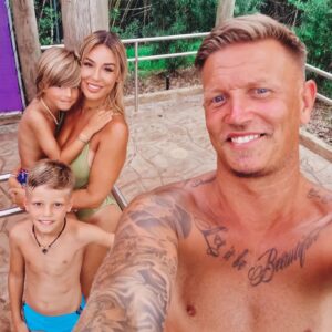 Benjamin Machet Instagram - Nous entamons notre dernière semaine en Floride avant de rentrer en Suisse.

Petit pêle-mêle de ces derniers jours, le centre de la Floride et une partie de l'est...d'Orlando à Fort Lauderdale.

Un road trip avec 2 enfants - petits - n'est vraiment pas de tout repos et on a souvent envie de les laisser au bord de la route 😅 mais on tient bon 💪.

La Floride est une super destination en famille, il y' a pleins de choses à faire, que ce soir pour les petits ou pour les grands PAR CONTRE tout se paie, absolument TOUT.

Et parfois, même plus cher qu'en Europe.

Prévoyez donc un peu de budget...

Je vous fais un débrief concernant les coûts dès que nous sommes rentrés.

D'ici là on profite de notre dernière semaine 🤩

#florida #roadtrip #happy #family #love