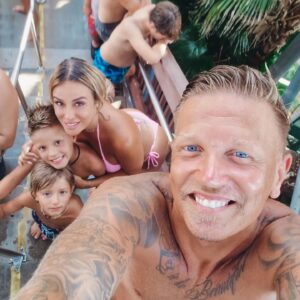 Benjamin Machet Instagram - Nous entamons notre dernière semaine en Floride avant de rentrer en Suisse.

Petit pêle-mêle de ces derniers jours, le centre de la Floride et une partie de l'est...d'Orlando à Fort Lauderdale.

Un road trip avec 2 enfants - petits - n'est vraiment pas de tout repos et on a souvent envie de les laisser au bord de la route 😅 mais on tient bon 💪.

La Floride est une super destination en famille, il y' a pleins de choses à faire, que ce soir pour les petits ou pour les grands PAR CONTRE tout se paie, absolument TOUT.

Et parfois, même plus cher qu'en Europe.

Prévoyez donc un peu de budget...

Je vous fais un débrief concernant les coûts dès que nous sommes rentrés.

D'ici là on profite de notre dernière semaine 🤩

#florida #roadtrip #happy #family #love